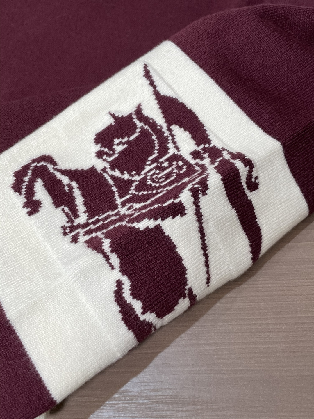 Bur 2025秋冬 高级定制 都市风十足 经典简约大气圆领打底针织毛衣。 采用进口羊毛混纺面料 柔软细