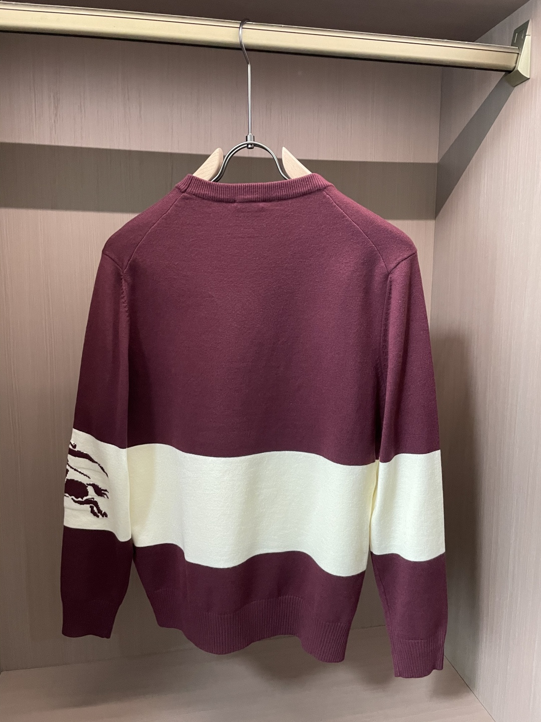 Bur 2025秋冬 高级定制 都市风十足 经典简约大气圆领打底针织毛衣。 采用进口羊毛混纺面料 柔软细