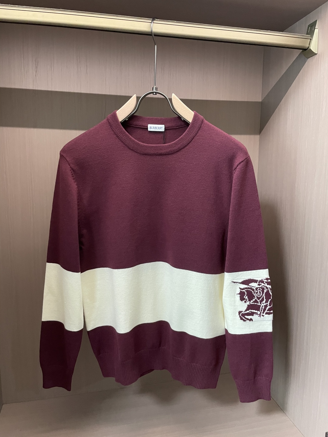 Bur 2025秋冬 高级定制 都市风十足 经典简约大气圆领打底针织毛衣。 采用进口羊毛混纺面料 柔软细