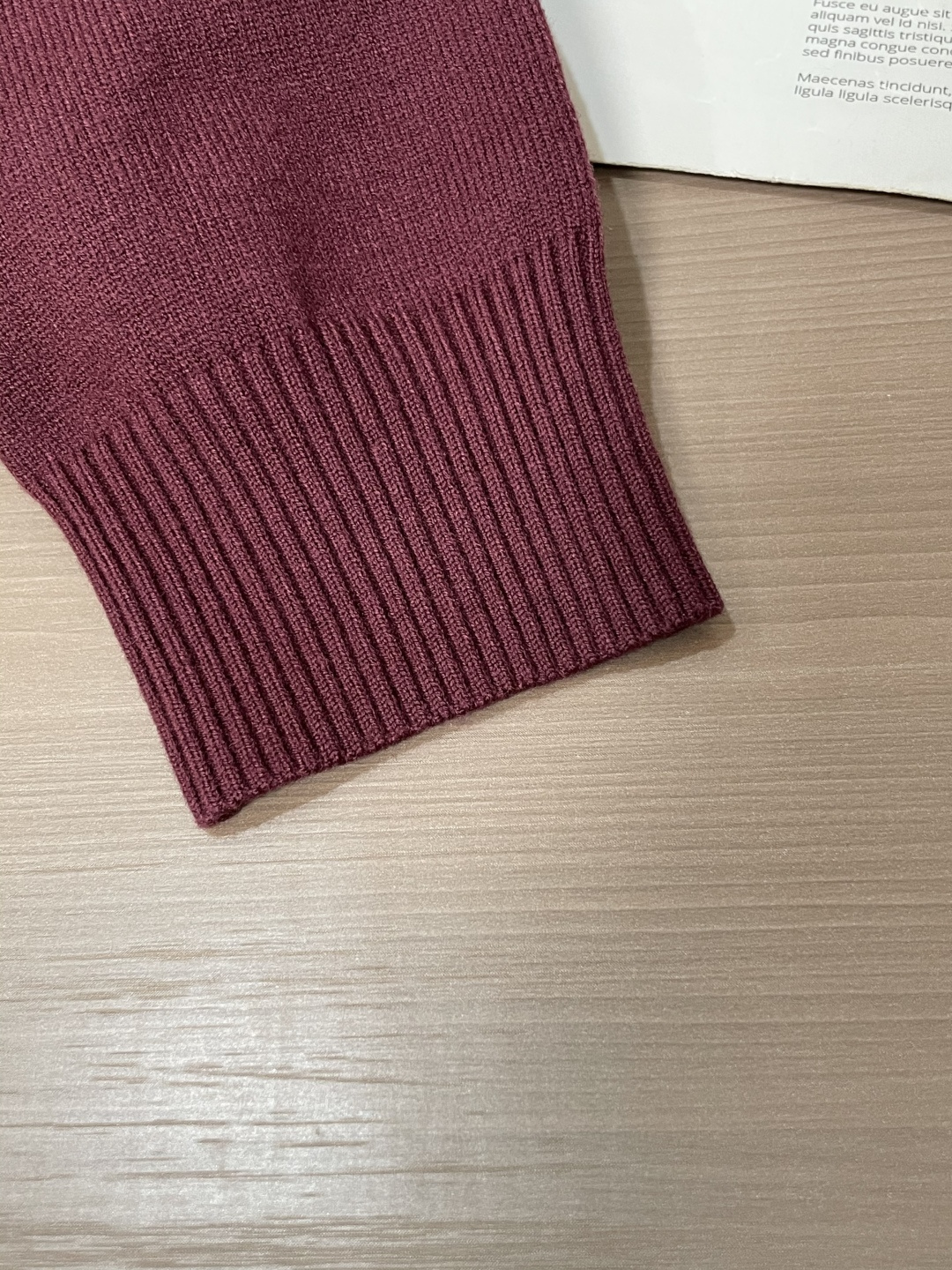 Bur 2025秋冬 高级定制 都市风十足 经典简约大气圆领打底针织毛衣。 采用进口羊毛混纺面料 柔软细