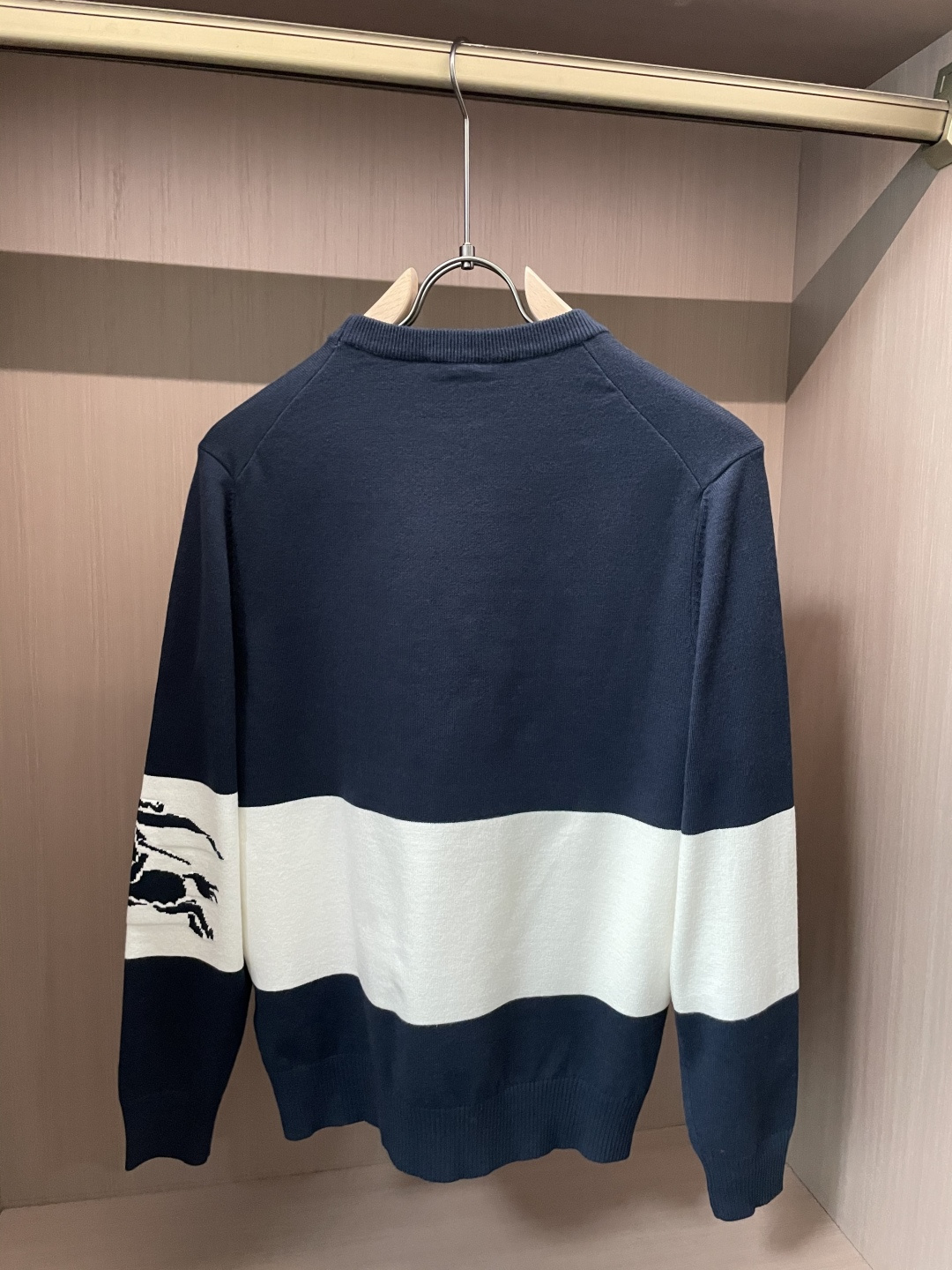 Bur 2025秋冬 高级定制 都市风十足 经典简约大气圆领打底针织毛衣。 采用进口羊毛混纺面料 柔软细