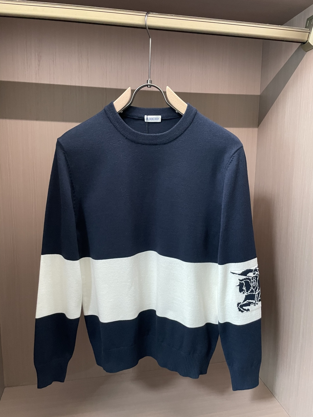 Bur 2025秋冬 高级定制 都市风十足 经典简约大气圆领打底针织毛衣。 采用进口羊毛混纺面料 柔软细