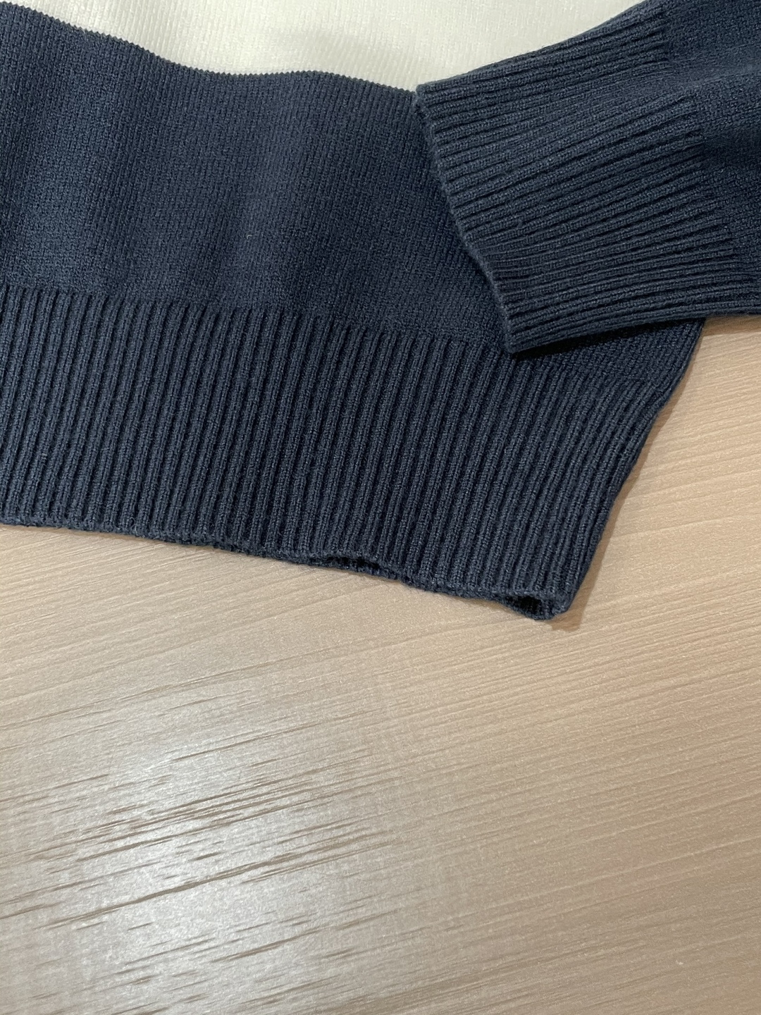 Bur 2025秋冬 高级定制 都市风十足 经典简约大气圆领打底针织毛衣。 采用进口羊毛混纺面料 柔软细