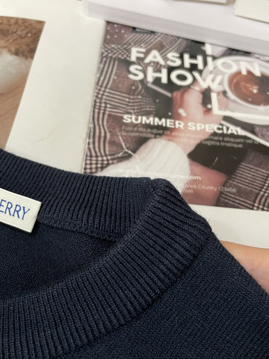 Bur 2025秋冬 高级定制 都市风十足 经典简约大气圆领打底针织毛衣。 采用进口羊毛混纺面料 柔软细