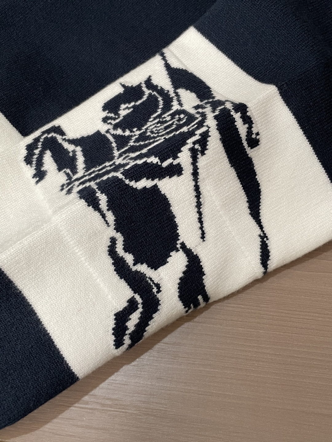 Bur 2025秋冬 高级定制 都市风十足 经典简约大气圆领打底针织毛衣。 采用进口羊毛混纺面料 柔软细