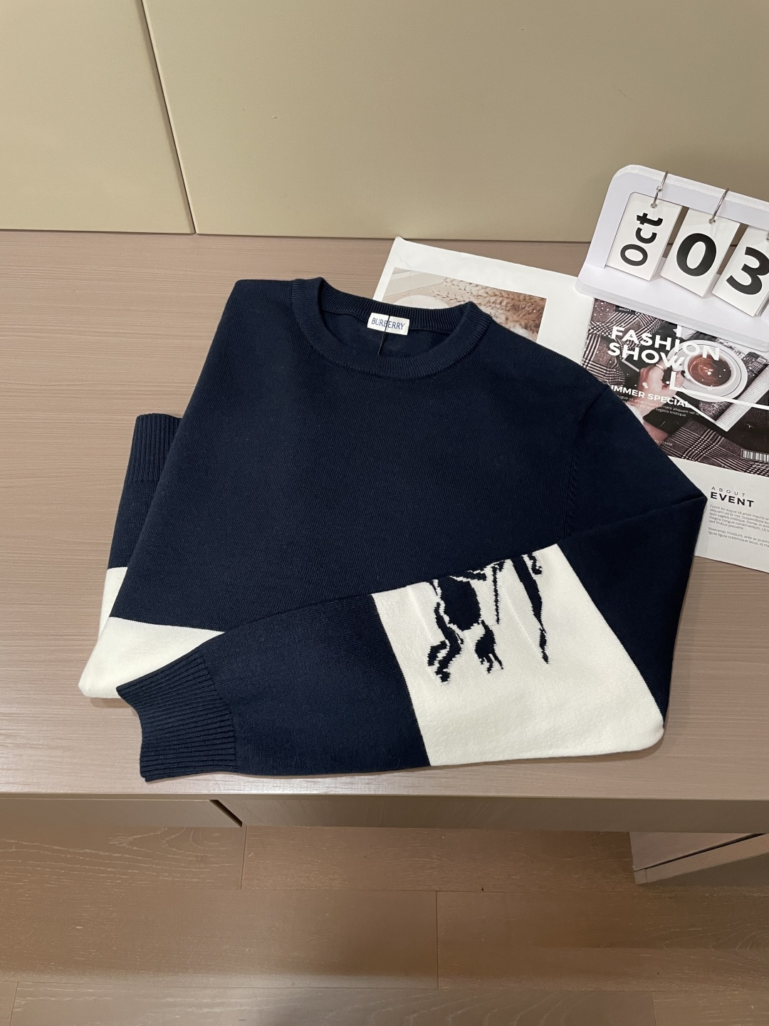 Bur 2025秋冬 高级定制 都市风十足 经典简约大气圆领打底针织毛衣。 采用进口羊毛混纺面料 柔软细