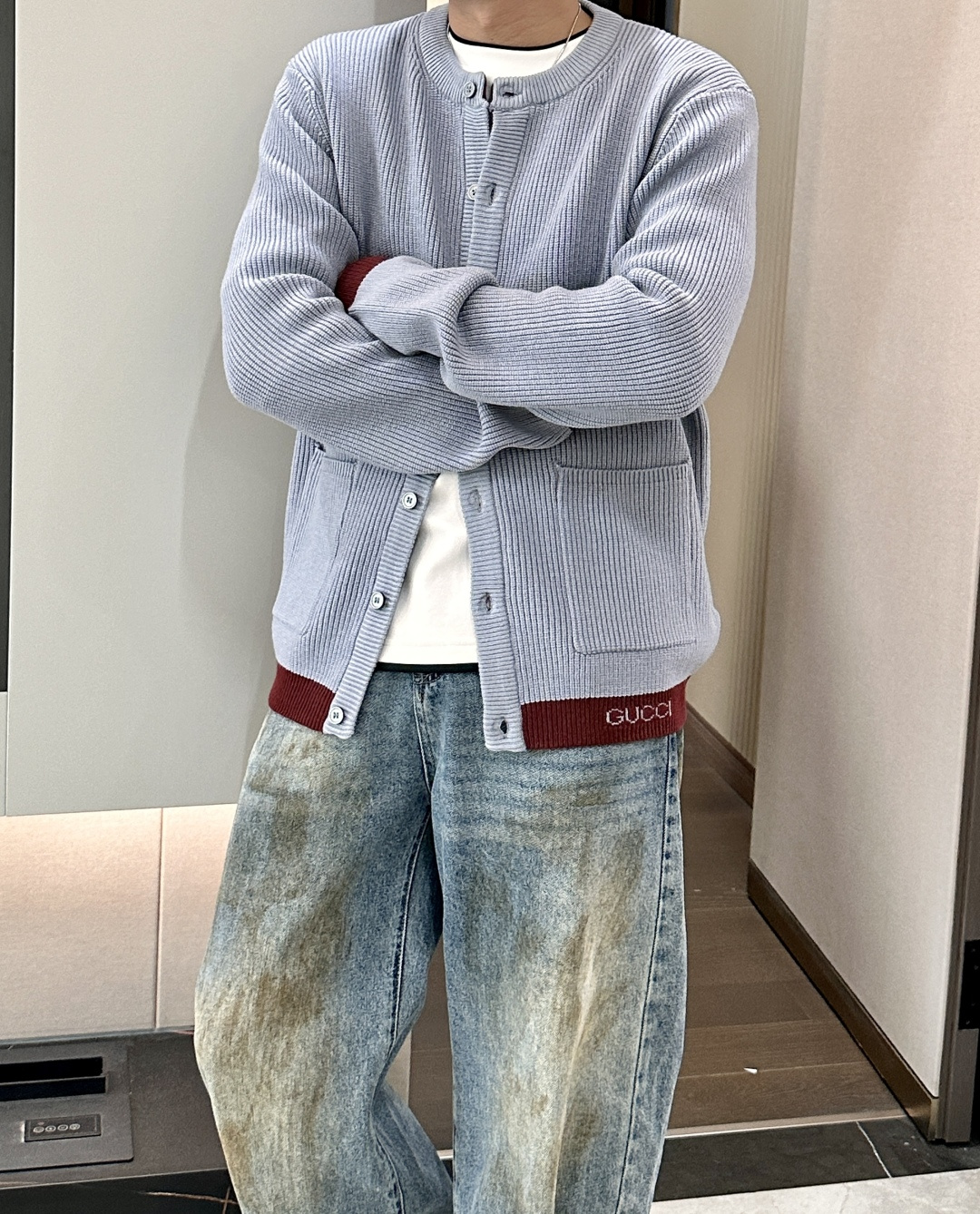 NO:595141,Gucc 2025 Autumn and Winter New Style/Knitted Cardigan Sweater Casual and Versatile for Men and Women. The most stylish item of the year. Real materials create an invincible reputation. Fashion and warmth go hand in hand. Anyone who wears it will look super stylish~ Genderless and the same style for men and women, simplicity is classic and will never go out of style!  The basic model is definitely a must-have item!  Size M-XXXL,,gucci,sweaters,alexander wang19860909Gucc 2025秋冬新款/针织开衫毛衣休闲百搭男女同款 年度最高逼格神级单品,真材实料打造无敌口碑,时髦与保暖度并进,谁穿都超级有气质～ 无性别男女同款穿搭,简约即经典 永不过时！基础款绝对是人手必备单品！ 尺码M-XXXL,,gucci,sweaters,alexander wang,Men's clothing