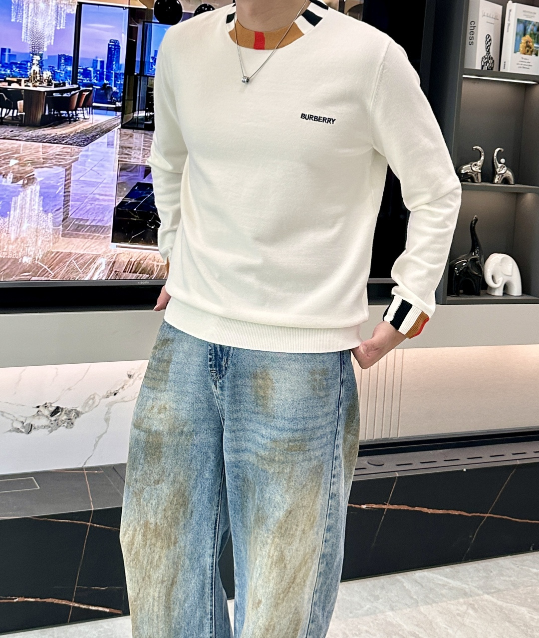 BUR 2025秋冬 高级定制 都市风十足 经典简约大气圆领打底针织毛衣。 采用进口羊毛混纺面料 柔软细