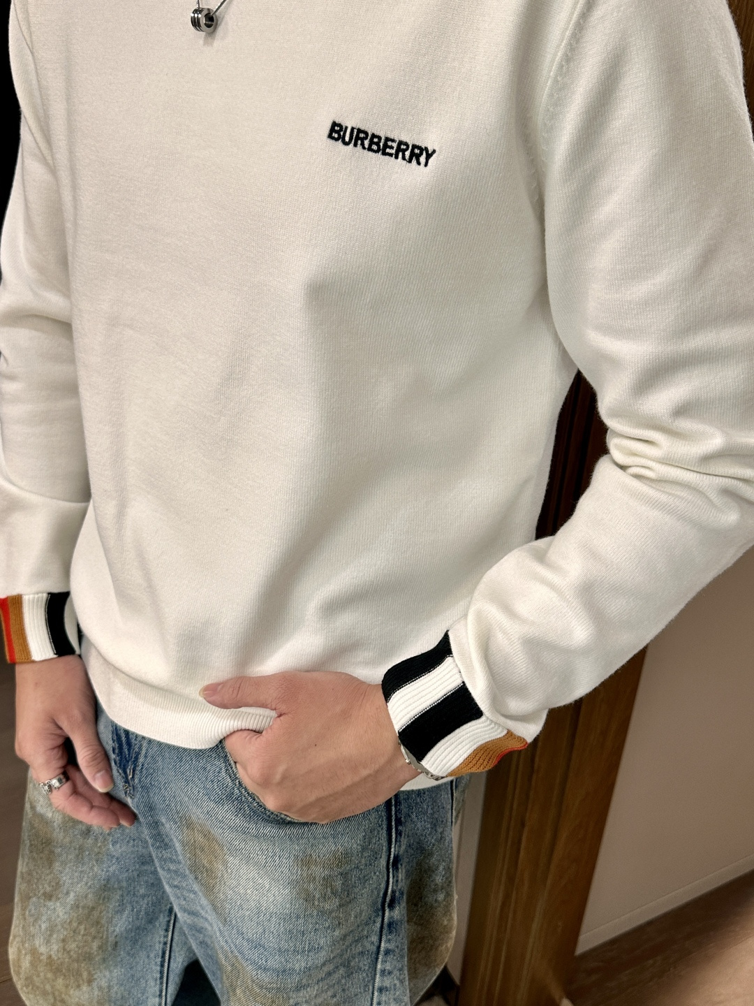 BUR 2025秋冬 高级定制 都市风十足 经典简约大气圆领打底针织毛衣。 采用进口羊毛混纺面料 柔软细