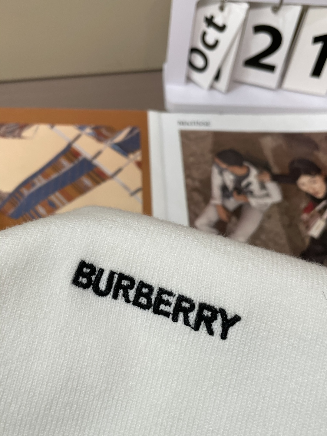 BUR 2025秋冬 高级定制 都市风十足 经典简约大气圆领打底针织毛衣。 采用进口羊毛混纺面料 柔软细