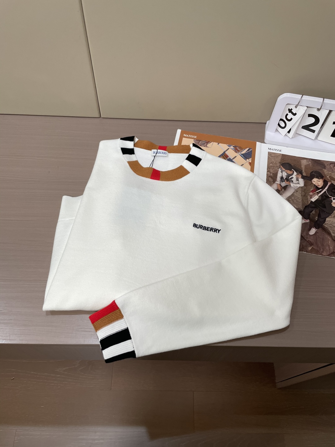 BUR 2025秋冬 高级定制 都市风十足 经典简约大气圆领打底针织毛衣。 采用进口羊毛混纺面料 柔软细