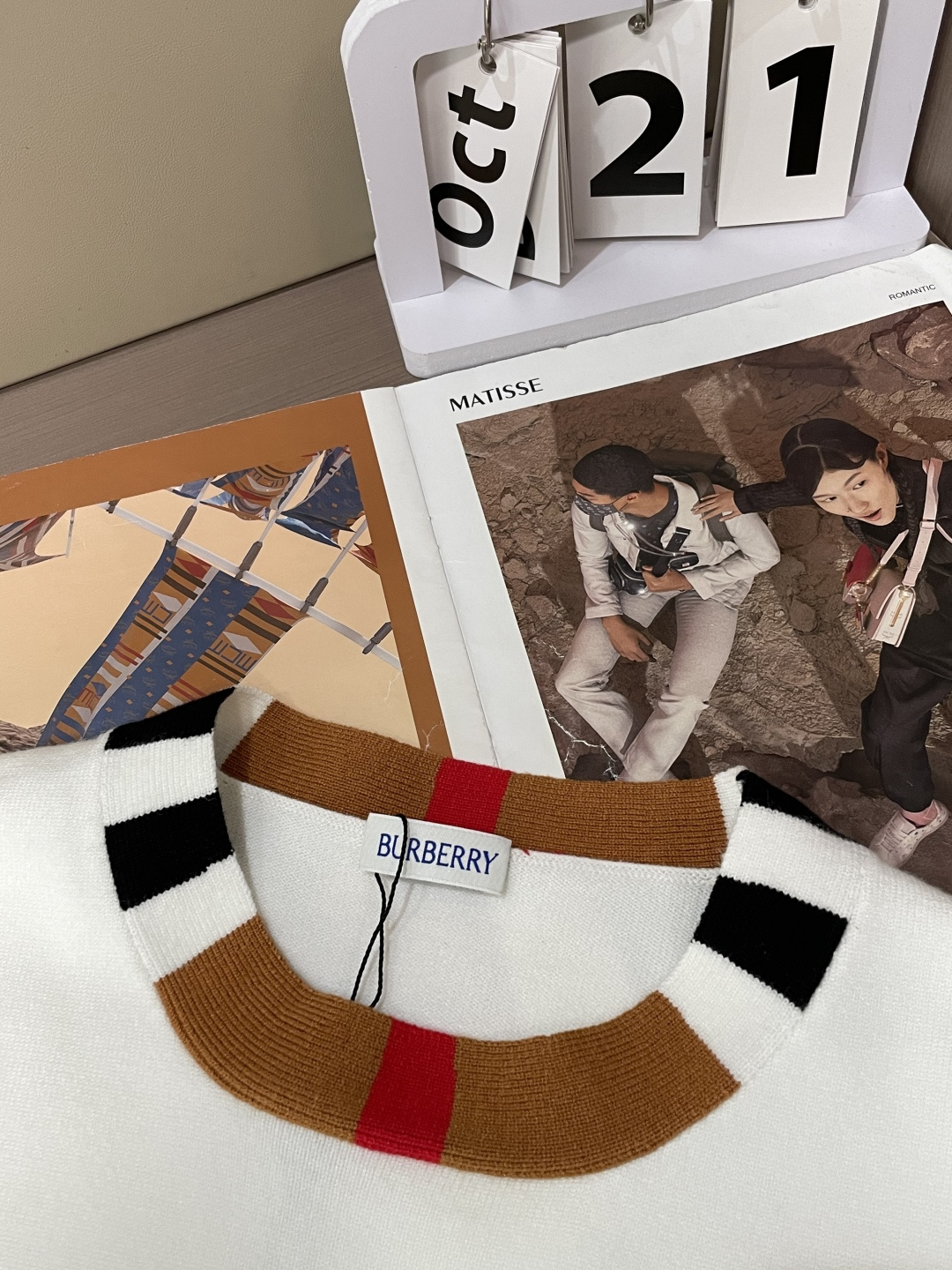 BUR 2025秋冬 高级定制 都市风十足 经典简约大气圆领打底针织毛衣。 采用进口羊毛混纺面料 柔软细