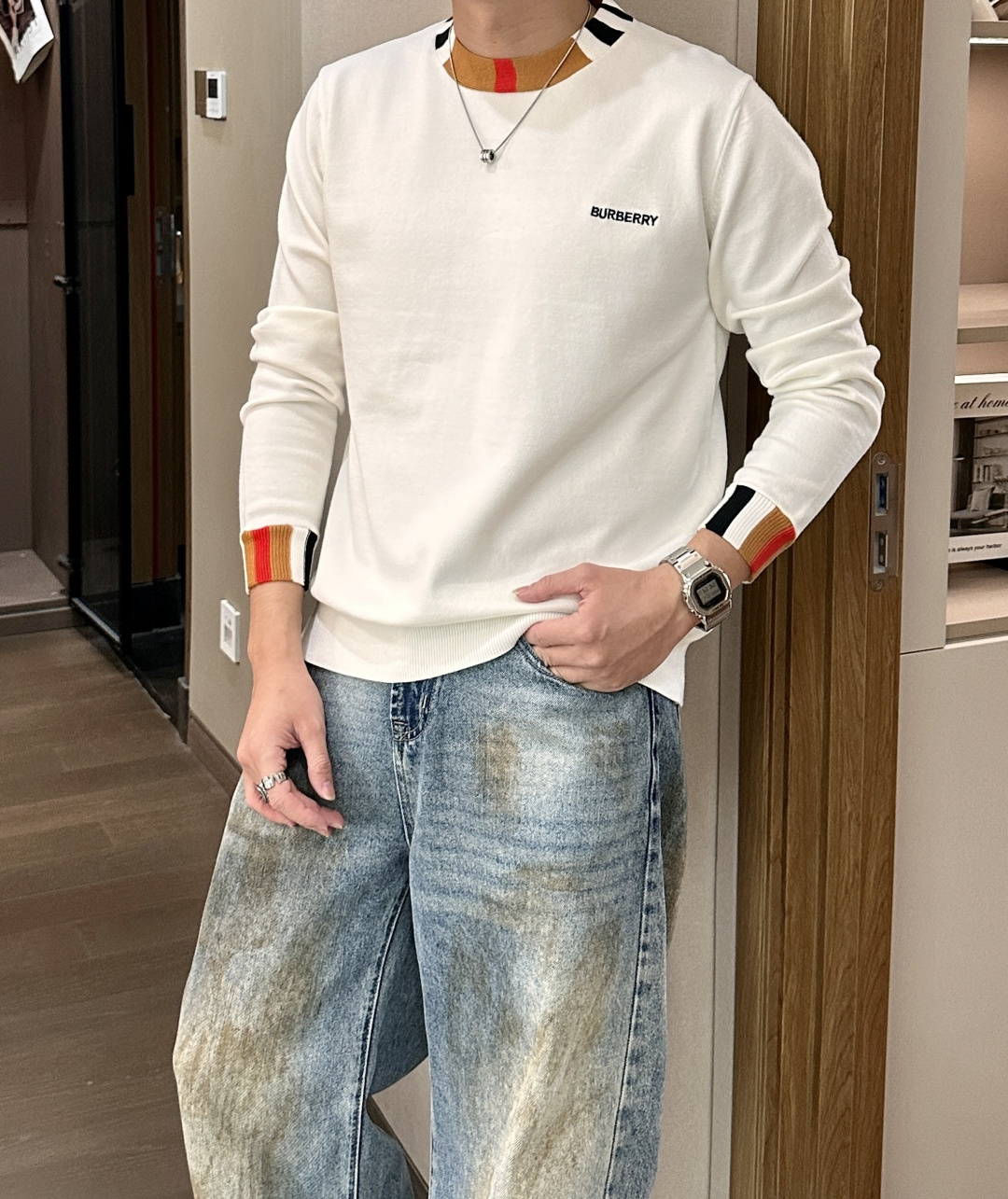 BUR 2025秋冬 高级定制 都市风十足 经典简约大气圆领打底针织毛衣。 采用进口羊毛混纺面料 柔软细