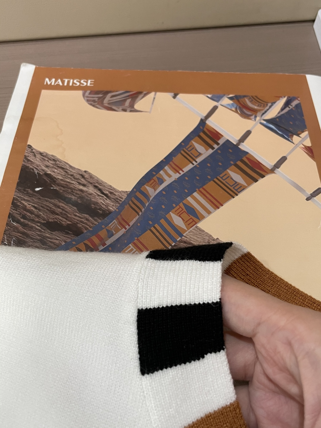 BUR 2025秋冬 高级定制 都市风十足 经典简约大气圆领打底针织毛衣。 采用进口羊毛混纺面料 柔软细