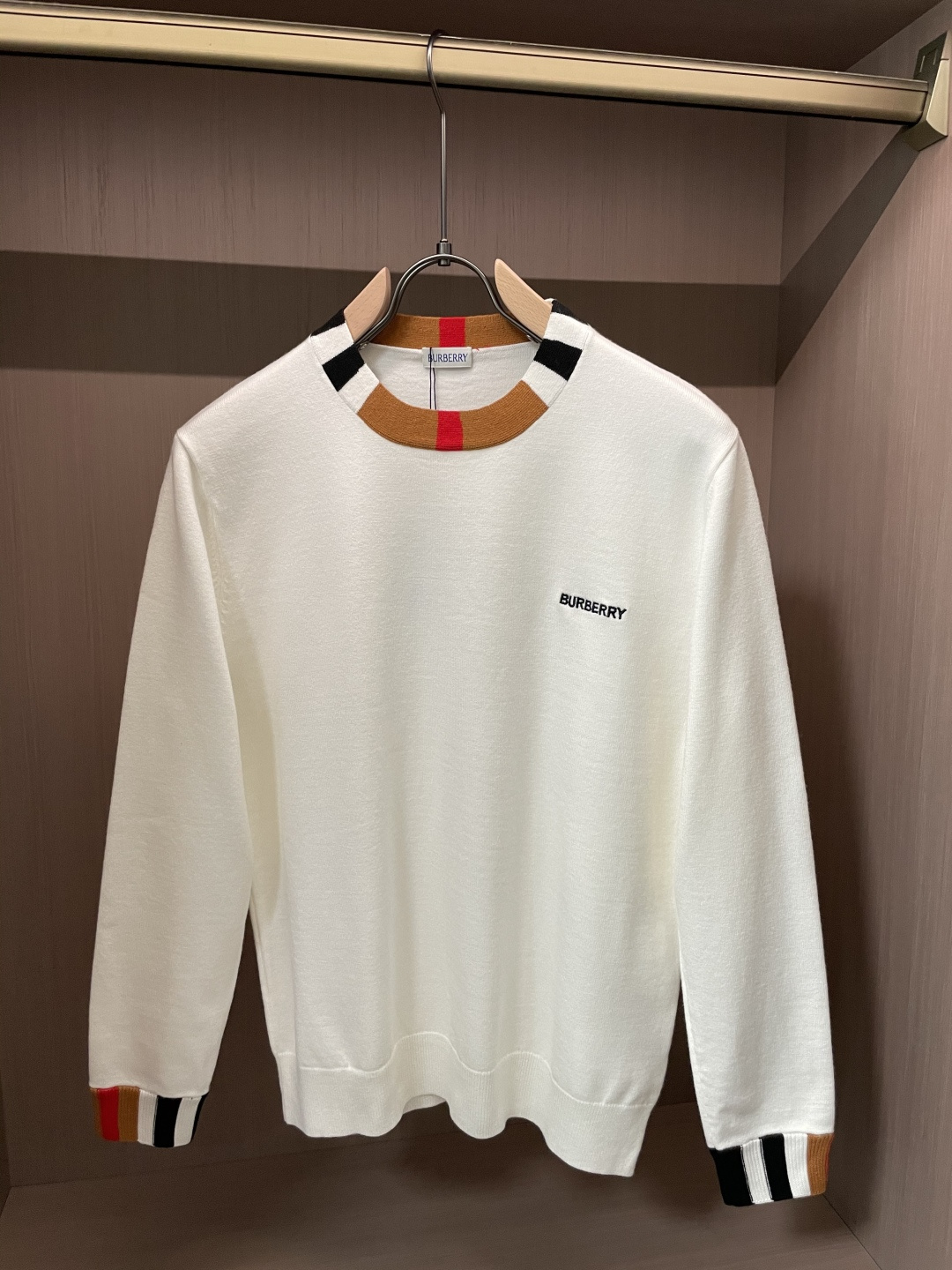 BUR 2025秋冬 高级定制 都市风十足 经典简约大气圆领打底针织毛衣。 采用进口羊毛混纺面料 柔软细