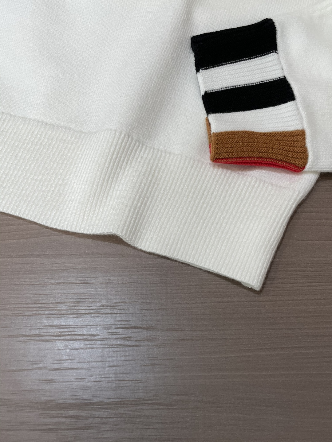 BUR 2025秋冬 高级定制 都市风十足 经典简约大气圆领打底针织毛衣。 采用进口羊毛混纺面料 柔软细