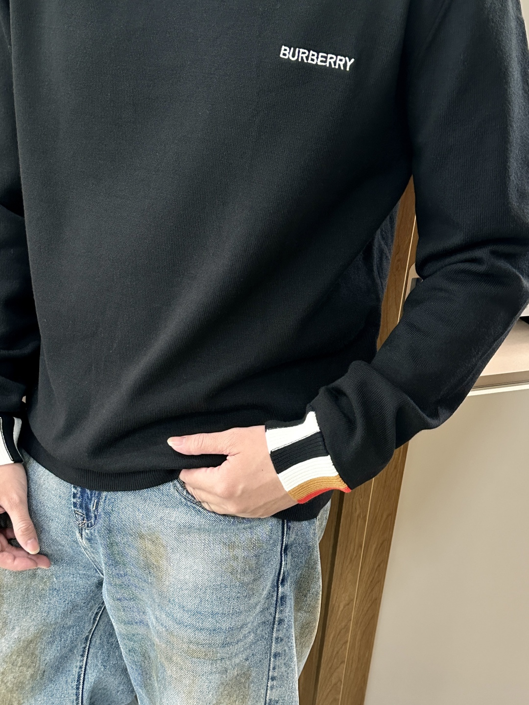 BUR 2025秋冬 高级定制 都市风十足 经典简约大气圆领打底针织毛衣。 采用进口羊毛混纺面料 柔软细