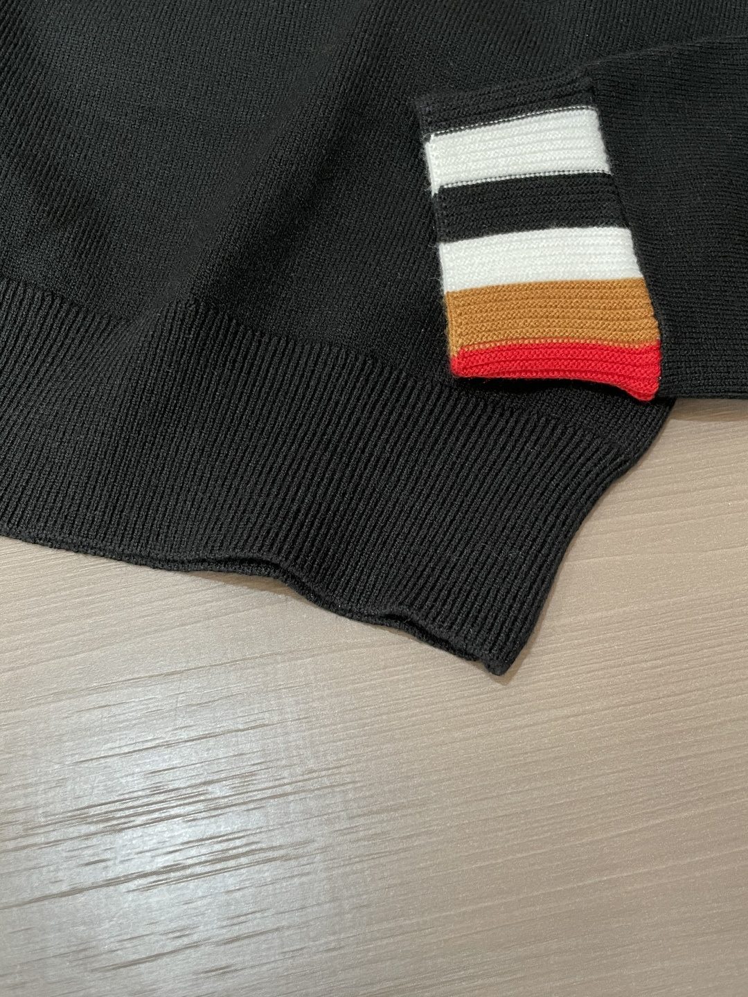 BUR 2025秋冬 高级定制 都市风十足 经典简约大气圆领打底针织毛衣。 采用进口羊毛混纺面料 柔软细