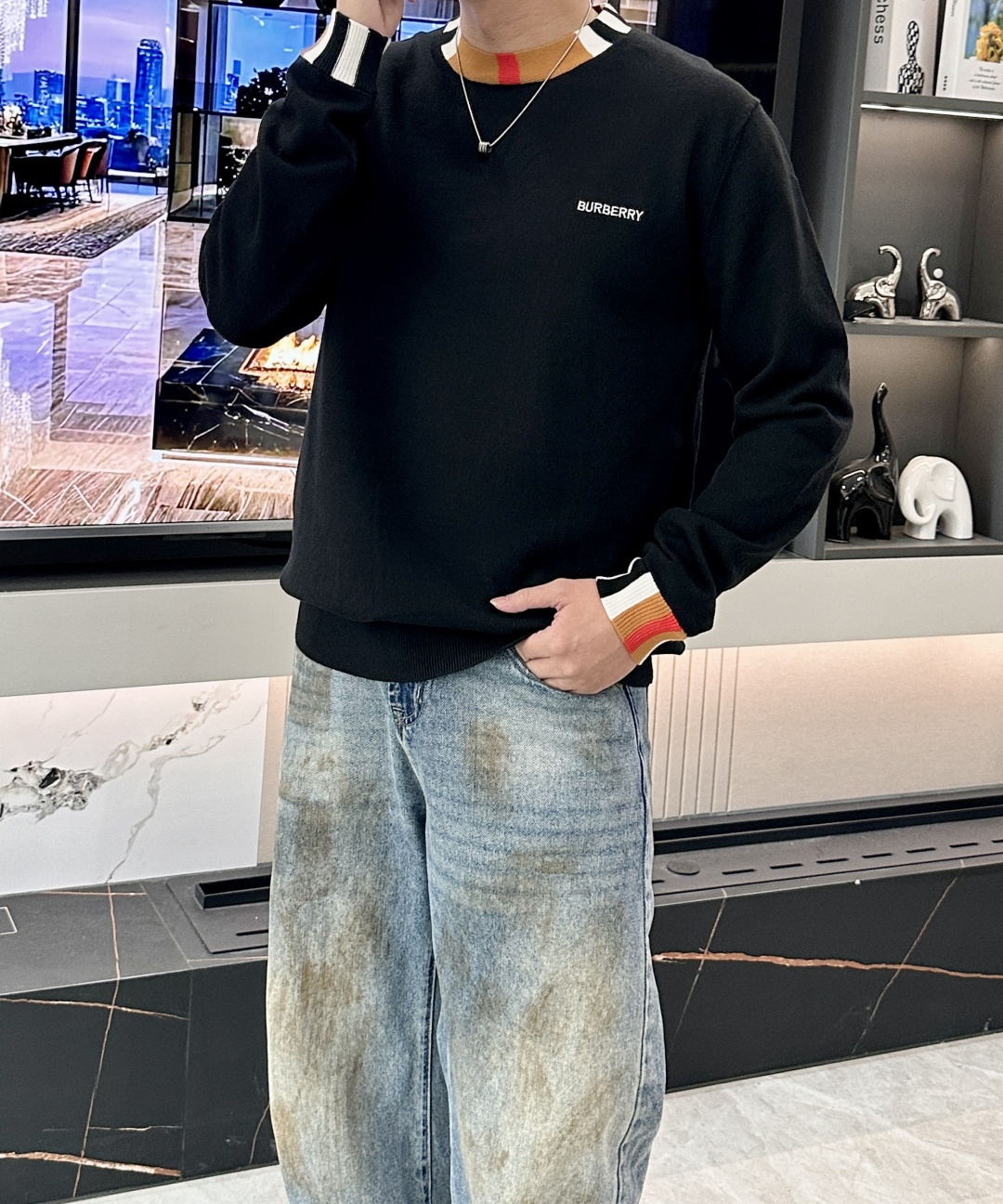 BUR 2025秋冬 高级定制 都市风十足 经典简约大气圆领打底针织毛衣。 采用进口羊毛混纺面料 柔软细