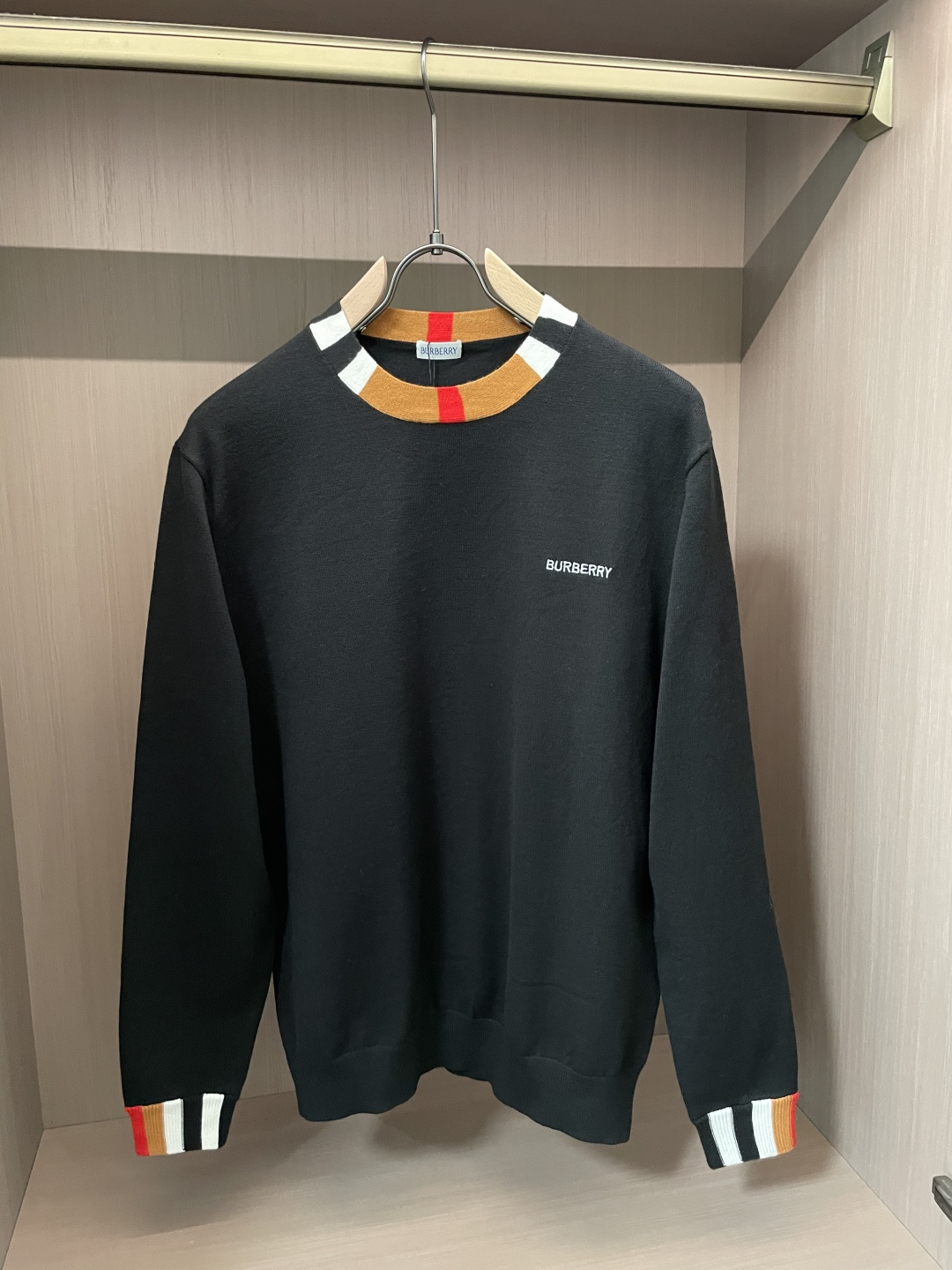 BUR 2025秋冬 高级定制 都市风十足 经典简约大气圆领打底针织毛衣。 采用进口羊毛混纺面料 柔软细