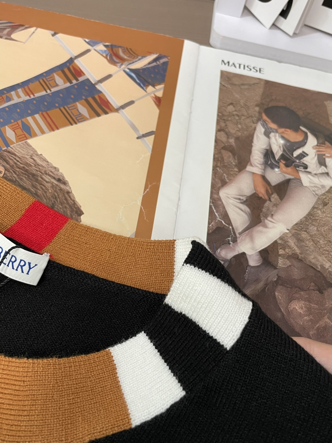 BUR 2025秋冬 高级定制 都市风十足 经典简约大气圆领打底针织毛衣。 采用进口羊毛混纺面料 柔软细