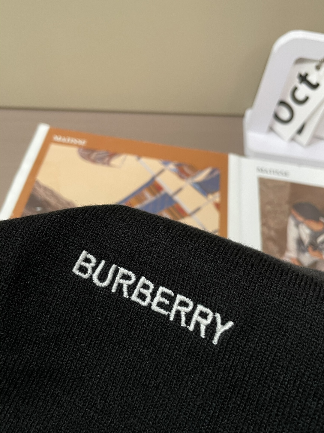 BUR 2025秋冬 高级定制 都市风十足 经典简约大气圆领打底针织毛衣。 采用进口羊毛混纺面料 柔软细