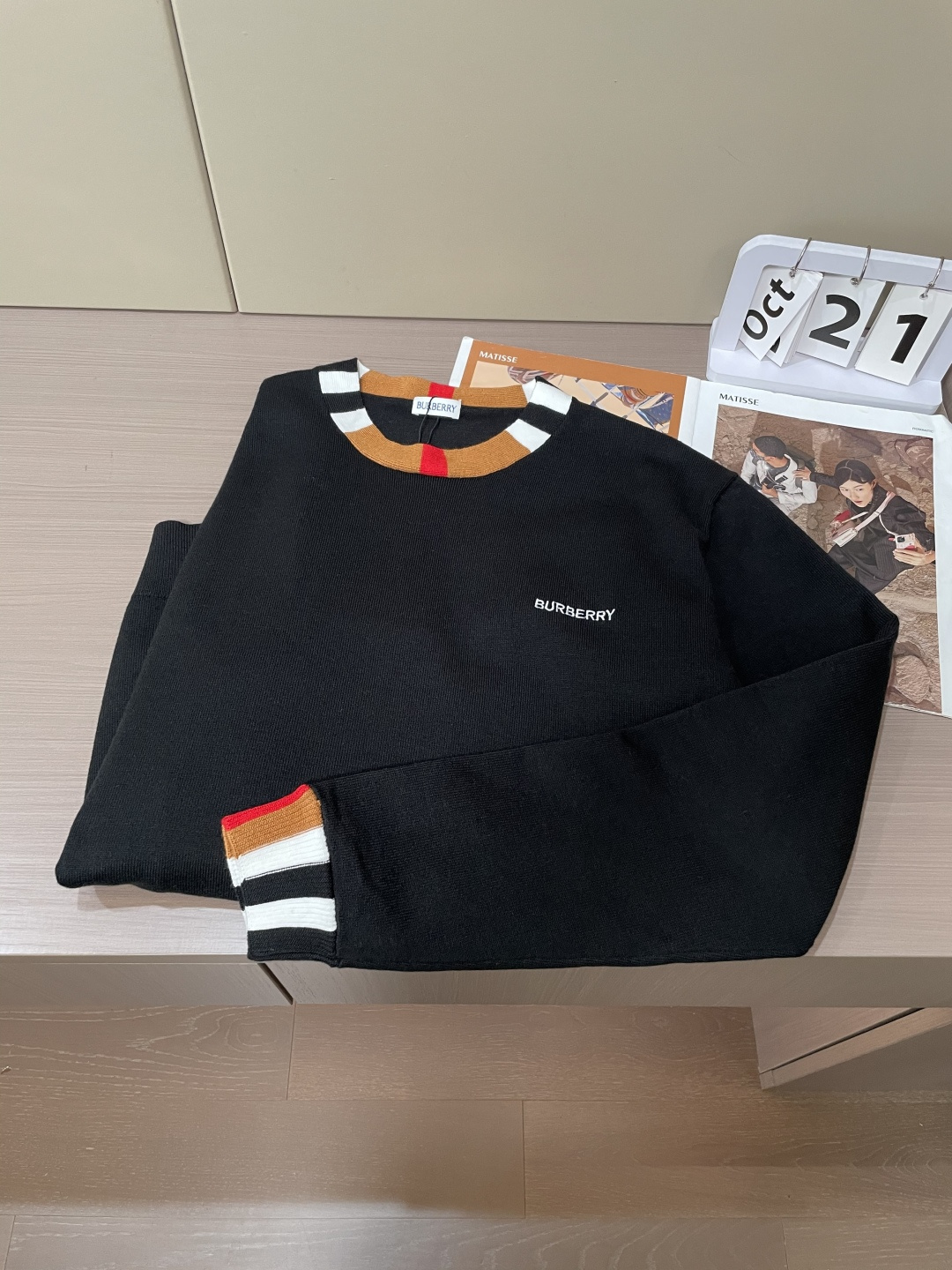 BUR 2025秋冬 高级定制 都市风十足 经典简约大气圆领打底针织毛衣。 采用进口羊毛混纺面料 柔软细