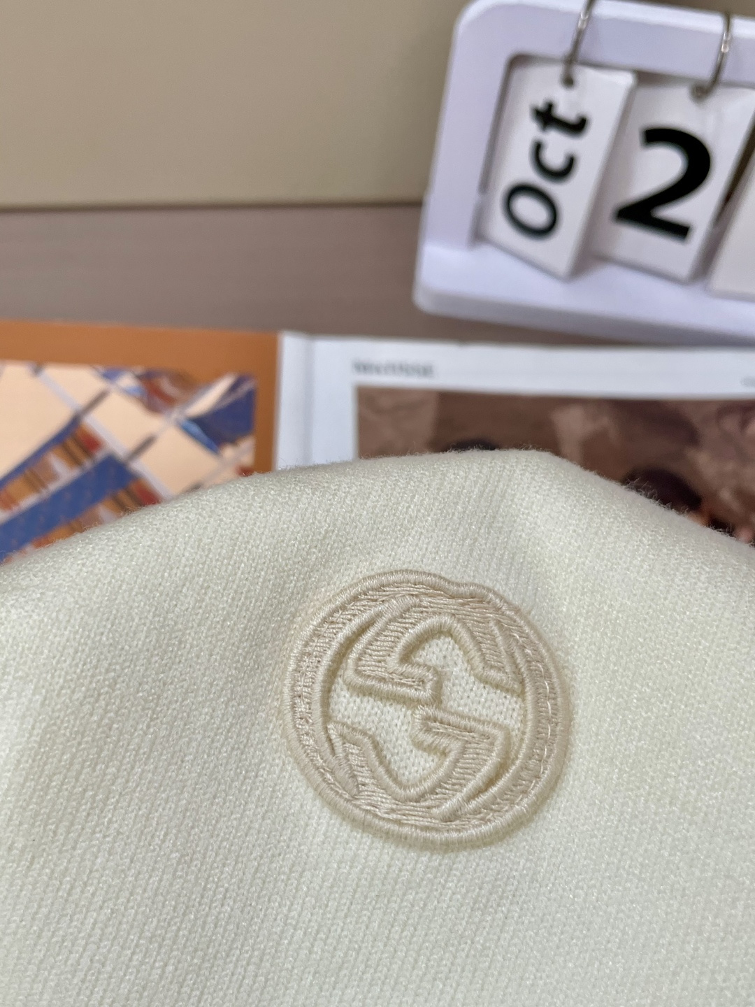 Gucc 2025秋冬 高级定制 都市风十足 经典简约大气圆领打底针织毛衣。 采用进口羊毛混纺面料 柔软