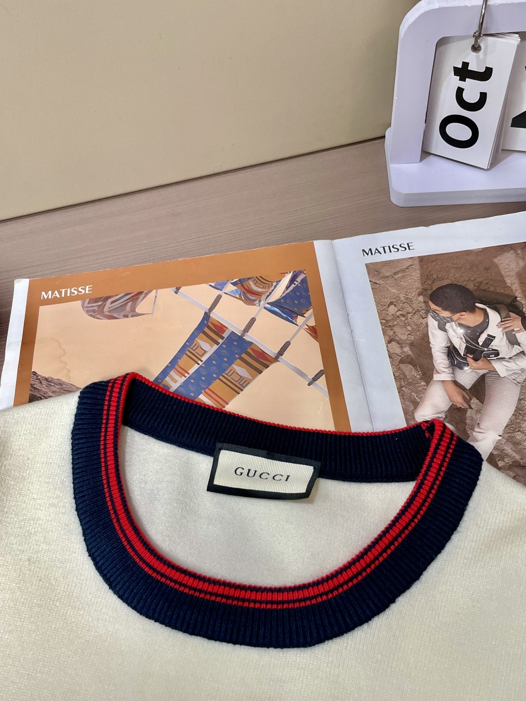 Gucc 2025秋冬 高级定制 都市风十足 经典简约大气圆领打底针织毛衣。 采用进口羊毛混纺面料 柔软