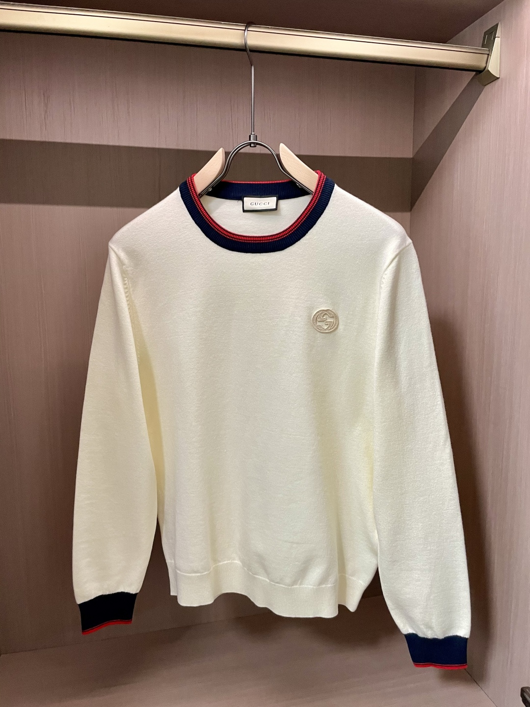 Gucc 2025秋冬 高级定制 都市风十足 经典简约大气圆领打底针织毛衣。 采用进口羊毛混纺面料 柔软