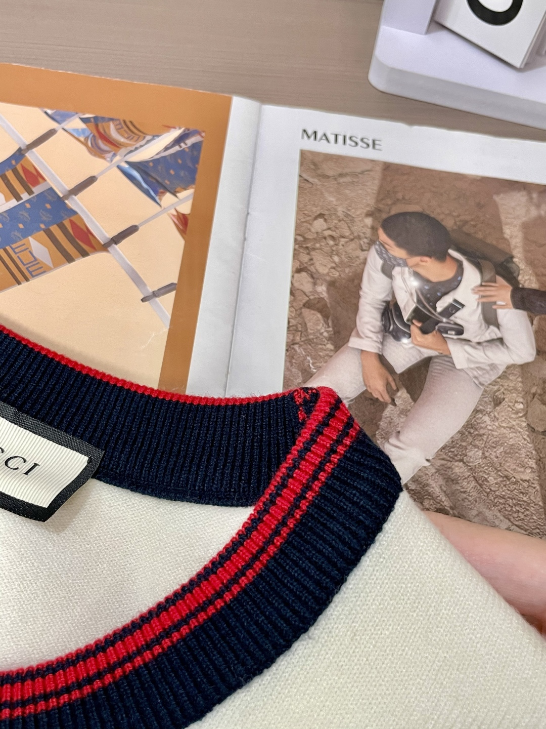 Gucc 2025秋冬 高级定制 都市风十足 经典简约大气圆领打底针织毛衣。 采用进口羊毛混纺面料 柔软