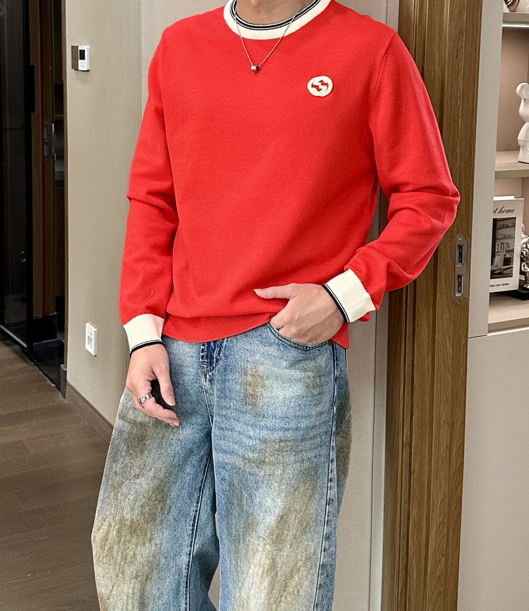 Gucc 2025秋冬 高级定制 都市风十足 经典简约大气圆领打底针织毛衣。 采用进口羊毛混纺面料 柔软