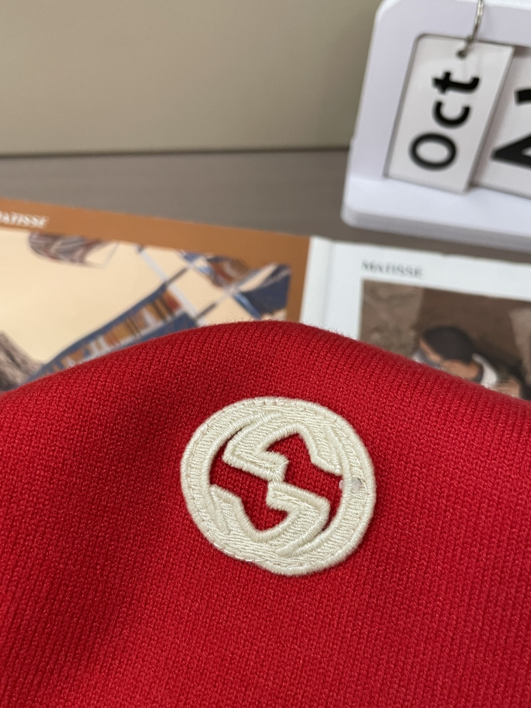 Gucc 2025秋冬 高级定制 都市风十足 经典简约大气圆领打底针织毛衣。 采用进口羊毛混纺面料 柔软