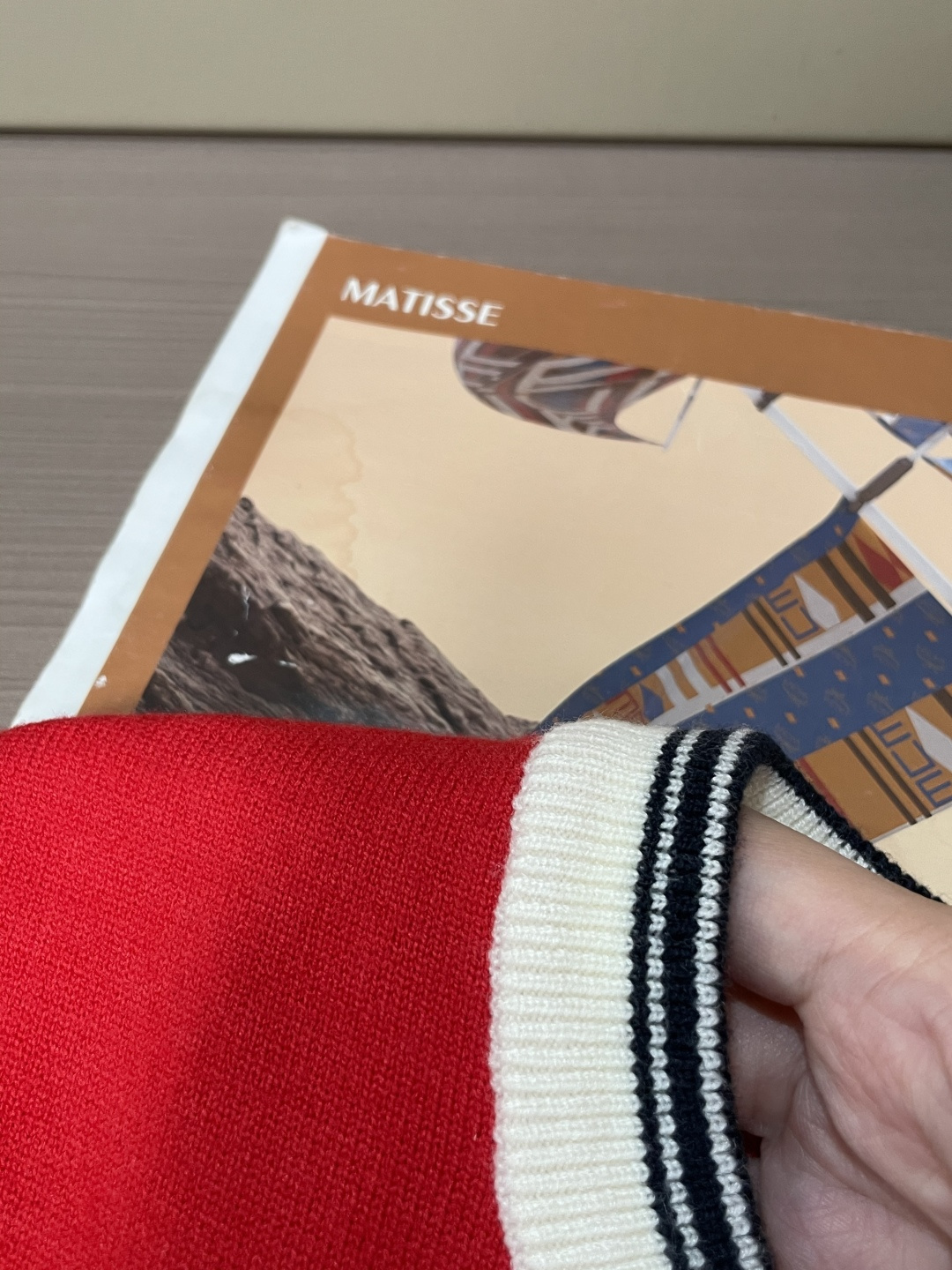 Gucc 2025秋冬 高级定制 都市风十足 经典简约大气圆领打底针织毛衣。 采用进口羊毛混纺面料 柔软