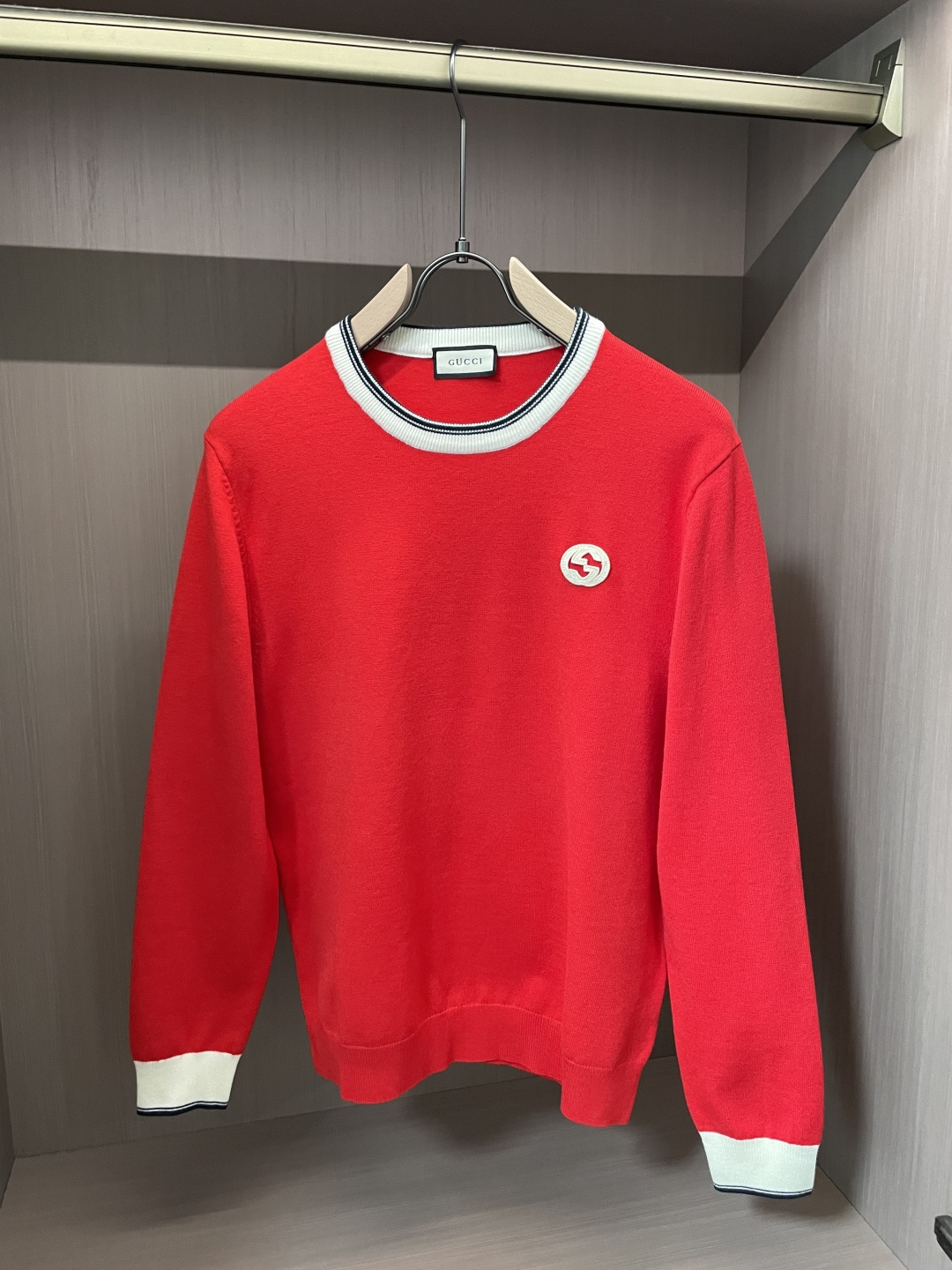 Gucc 2025秋冬 高级定制 都市风十足 经典简约大气圆领打底针织毛衣。 采用进口羊毛混纺面料 柔软