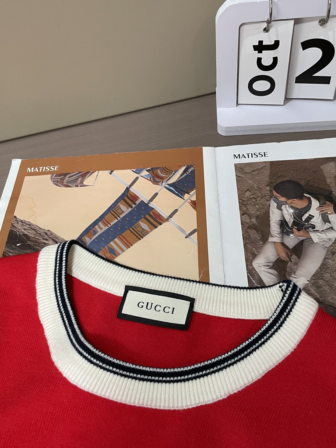 Gucc 2025秋冬 高级定制 都市风十足 经典简约大气圆领打底针织毛衣。 采用进口羊毛混纺面料 柔软