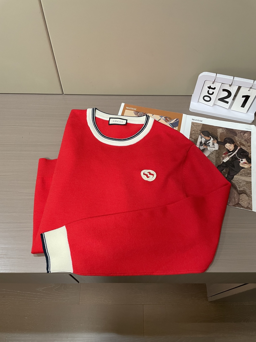 Gucc 2025秋冬 高级定制 都市风十足 经典简约大气圆领打底针织毛衣。 采用进口羊毛混纺面料 柔软