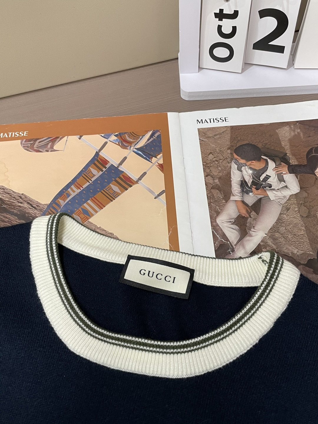 Gucc 2025秋冬 高级定制 都市风十足 经典简约大气圆领打底针织毛衣。 采用进口羊毛混纺面料 柔软