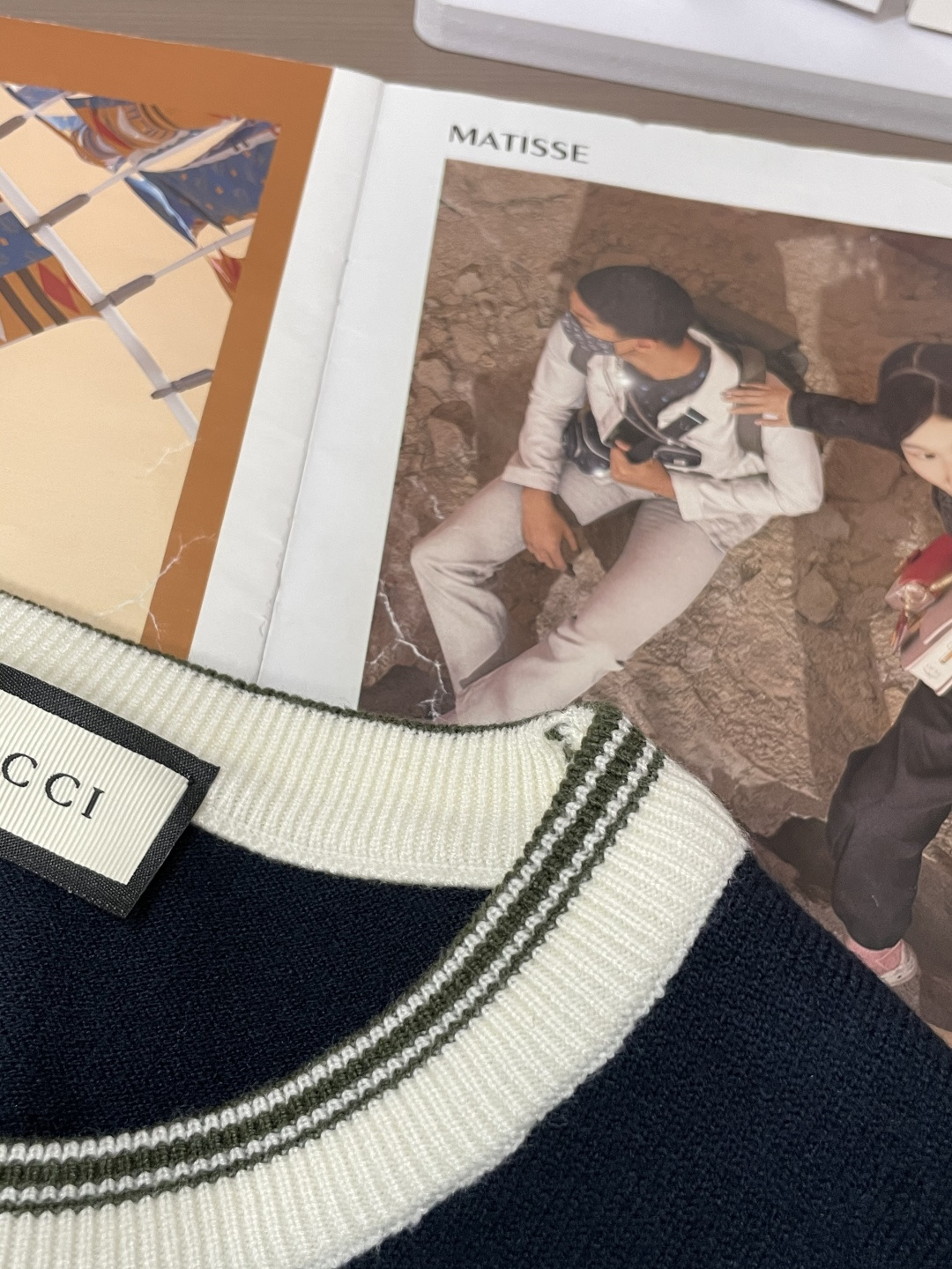 Gucc 2025秋冬 高级定制 都市风十足 经典简约大气圆领打底针织毛衣。 采用进口羊毛混纺面料 柔软