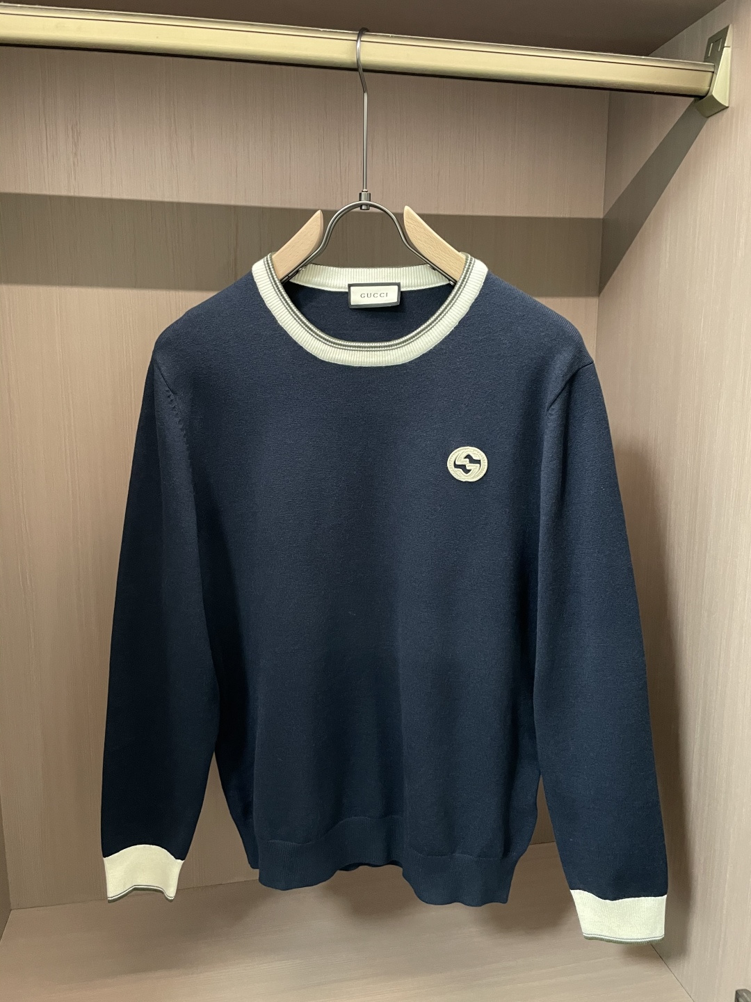 Gucc 2025秋冬 高级定制 都市风十足 经典简约大气圆领打底针织毛衣。 采用进口羊毛混纺面料 柔软