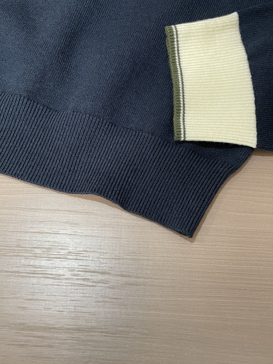 Gucc 2025秋冬 高级定制 都市风十足 经典简约大气圆领打底针织毛衣。 采用进口羊毛混纺面料 柔软