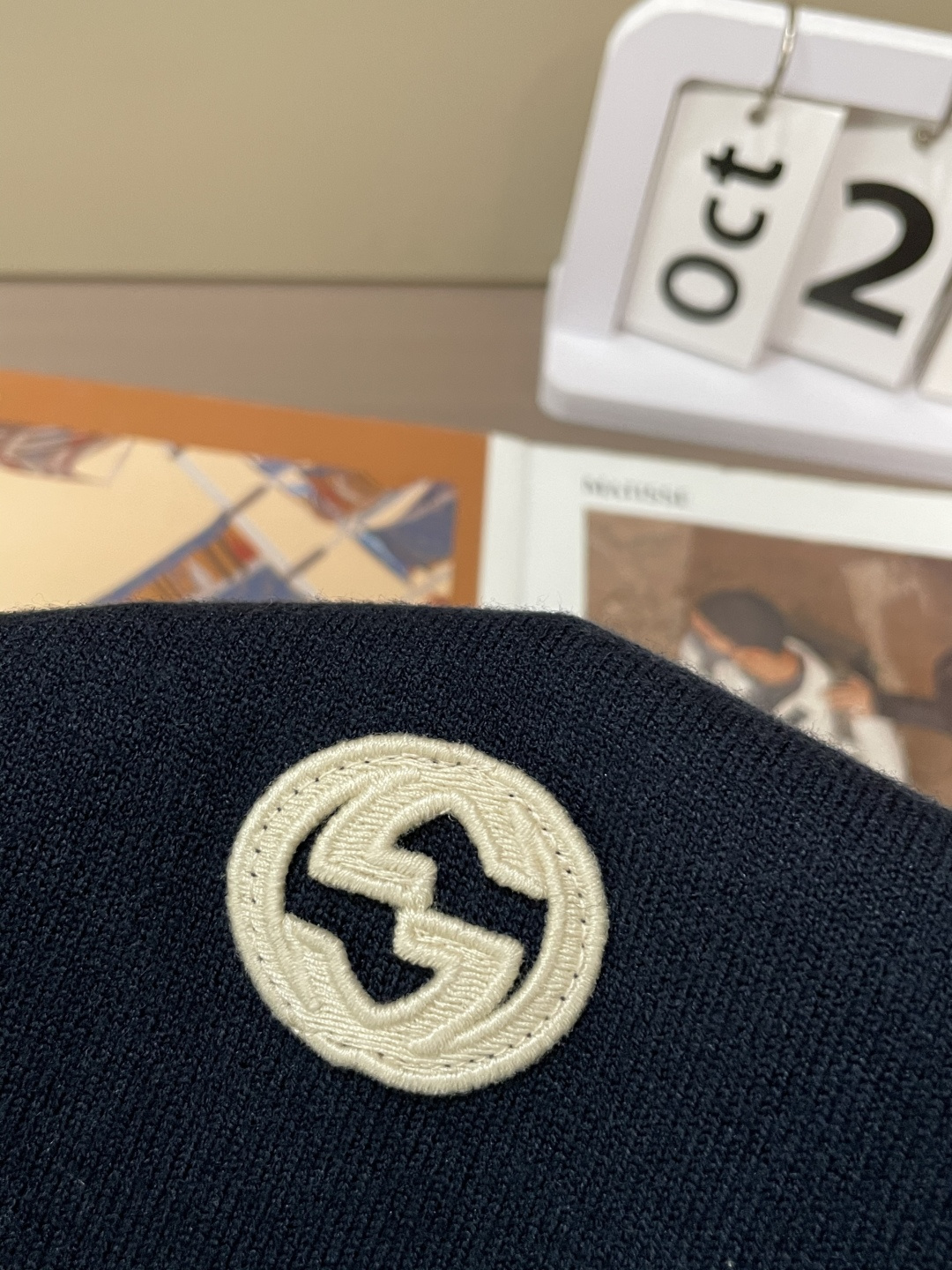 Gucc 2025秋冬 高级定制 都市风十足 经典简约大气圆领打底针织毛衣。 采用进口羊毛混纺面料 柔软