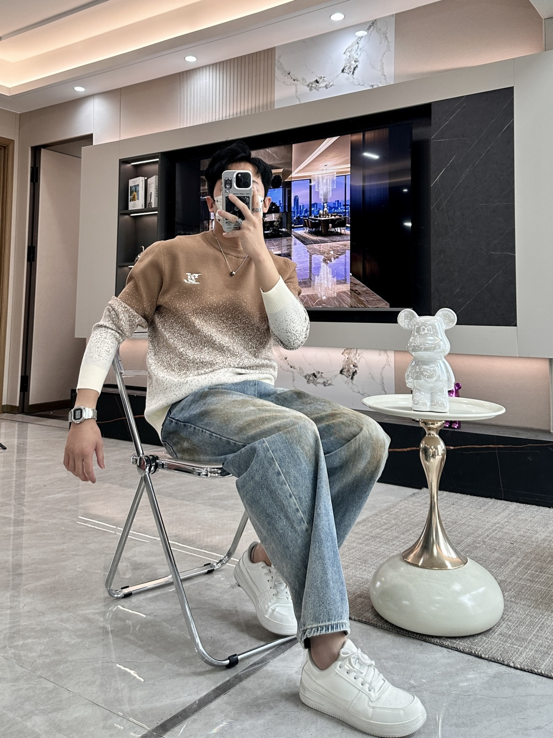 Lv 2025秋冬 高级定制 都市风十足 经典简约大气圆领打底针织毛衣。 采用进口羊毛混纺面料 柔软细腻