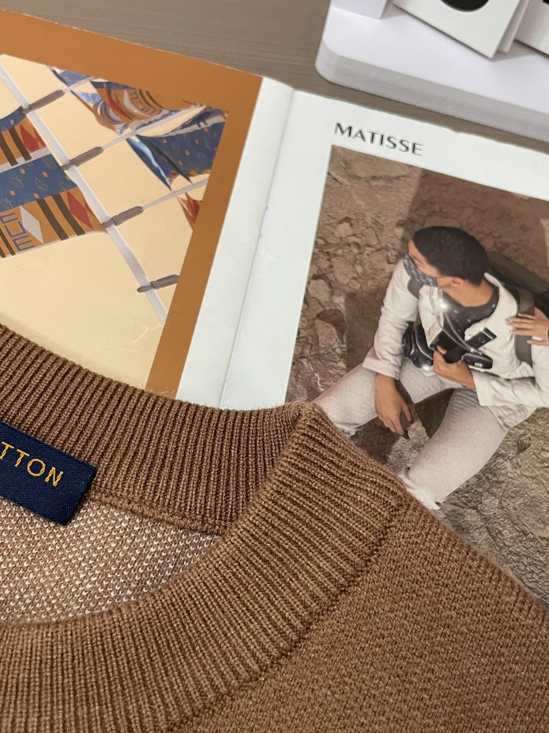 Lv 2025秋冬 高级定制 都市风十足 经典简约大气圆领打底针织毛衣。 采用进口羊毛混纺面料 柔软细腻