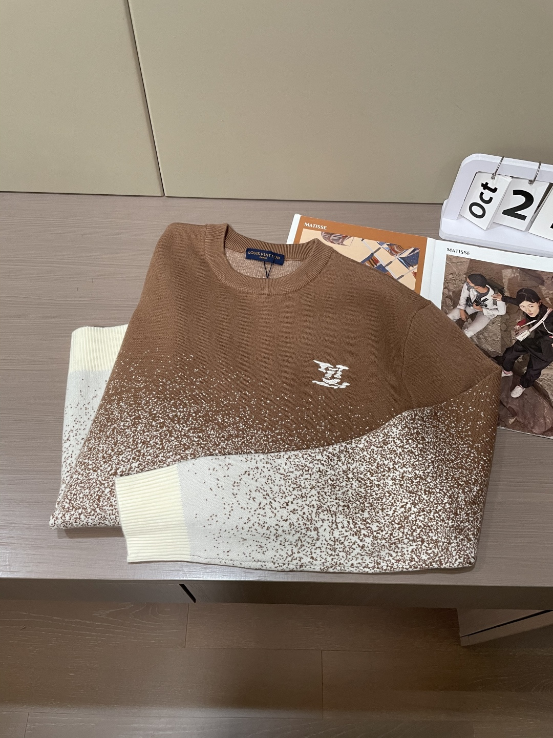 Lv 2025秋冬 高级定制 都市风十足 经典简约大气圆领打底针织毛衣。 采用进口羊毛混纺面料 柔软细腻