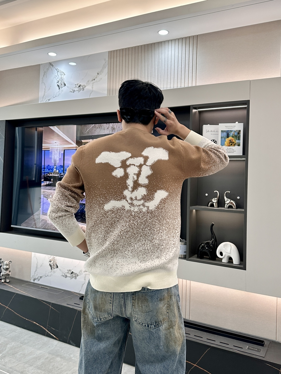 Lv 2025秋冬 高级定制 都市风十足 经典简约大气圆领打底针织毛衣。 采用进口羊毛混纺面料 柔软细腻