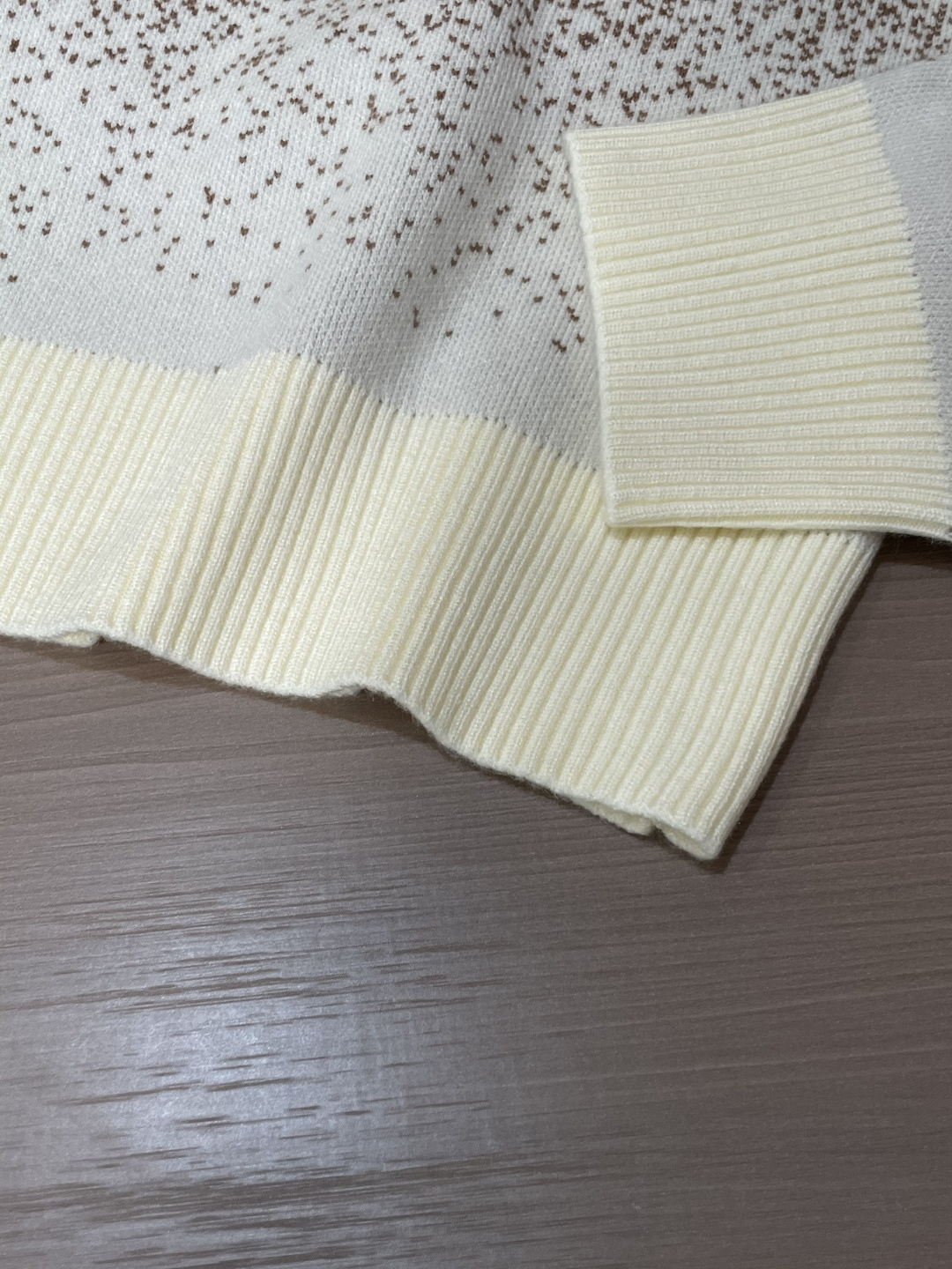 Lv 2025秋冬 高级定制 都市风十足 经典简约大气圆领打底针织毛衣。 采用进口羊毛混纺面料 柔软细腻