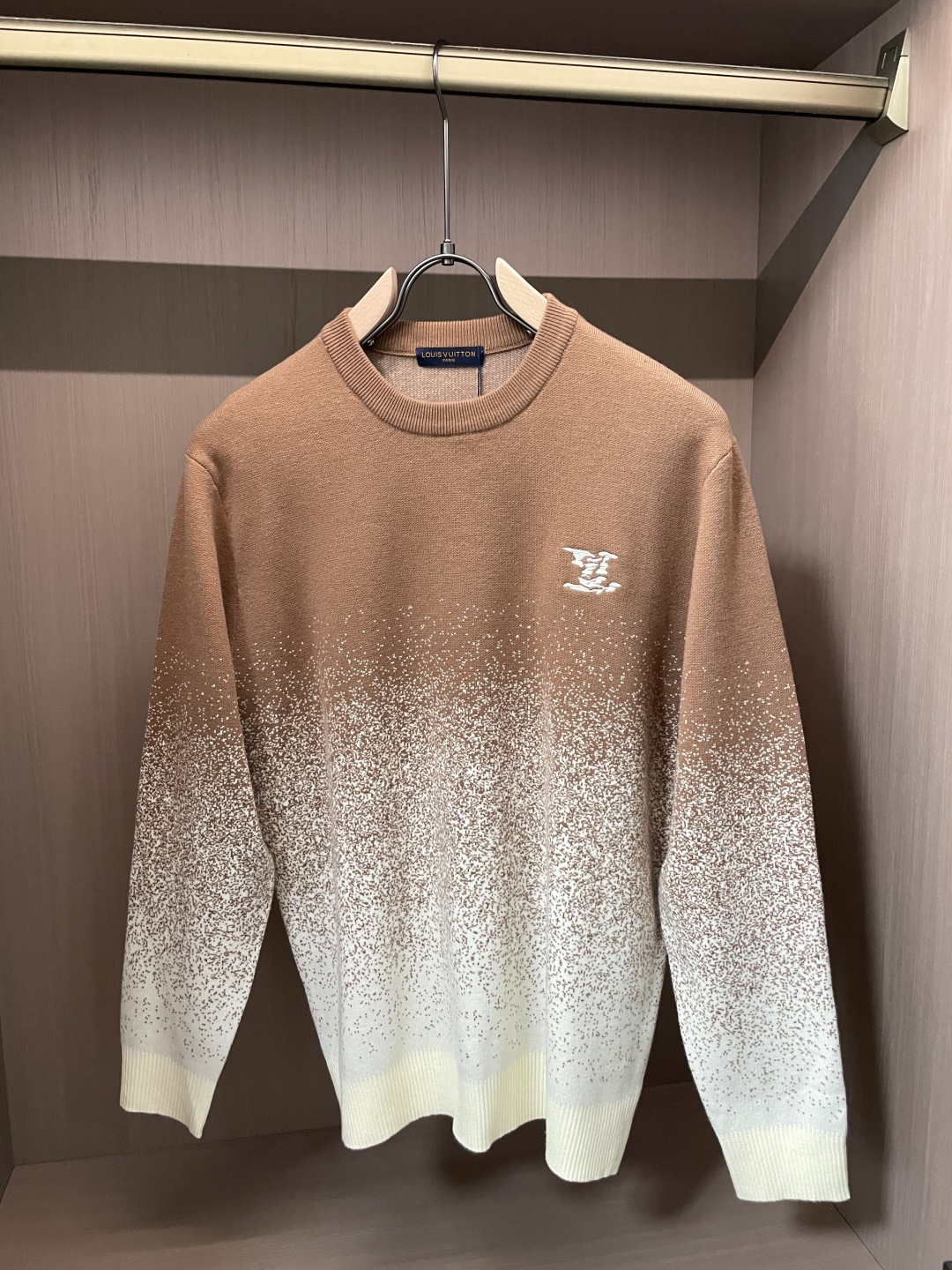 Lv 2025秋冬 高级定制 都市风十足 经典简约大气圆领打底针织毛衣。 采用进口羊毛混纺面料 柔软细腻