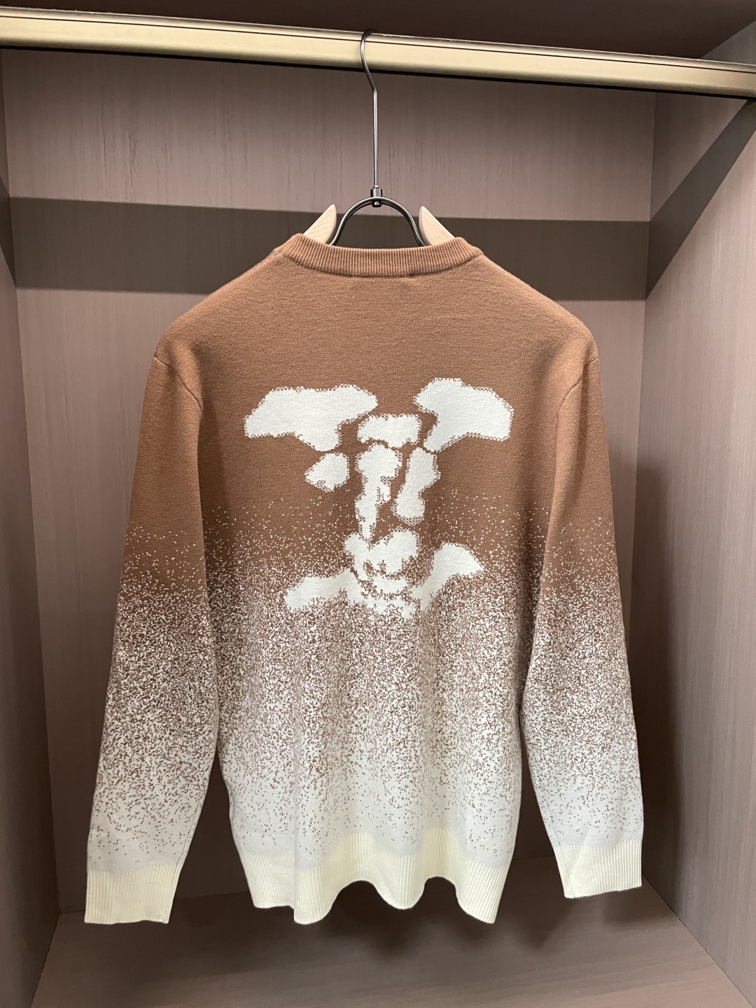 Lv 2025秋冬 高级定制 都市风十足 经典简约大气圆领打底针织毛衣。 采用进口羊毛混纺面料 柔软细腻