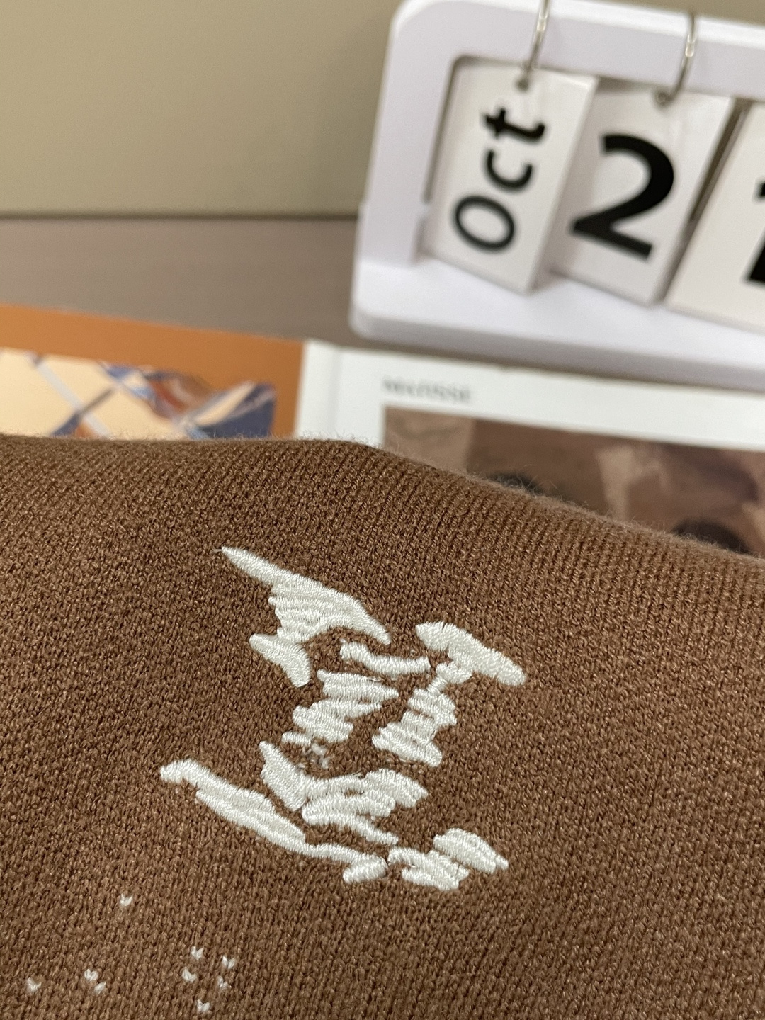 Lv 2025秋冬 高级定制 都市风十足 经典简约大气圆领打底针织毛衣。 采用进口羊毛混纺面料 柔软细腻